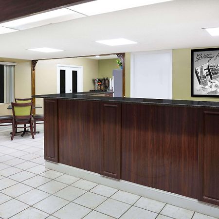 Super 8 By Wyndham Sarasota Near Siesta Key Motel Buitenkant foto