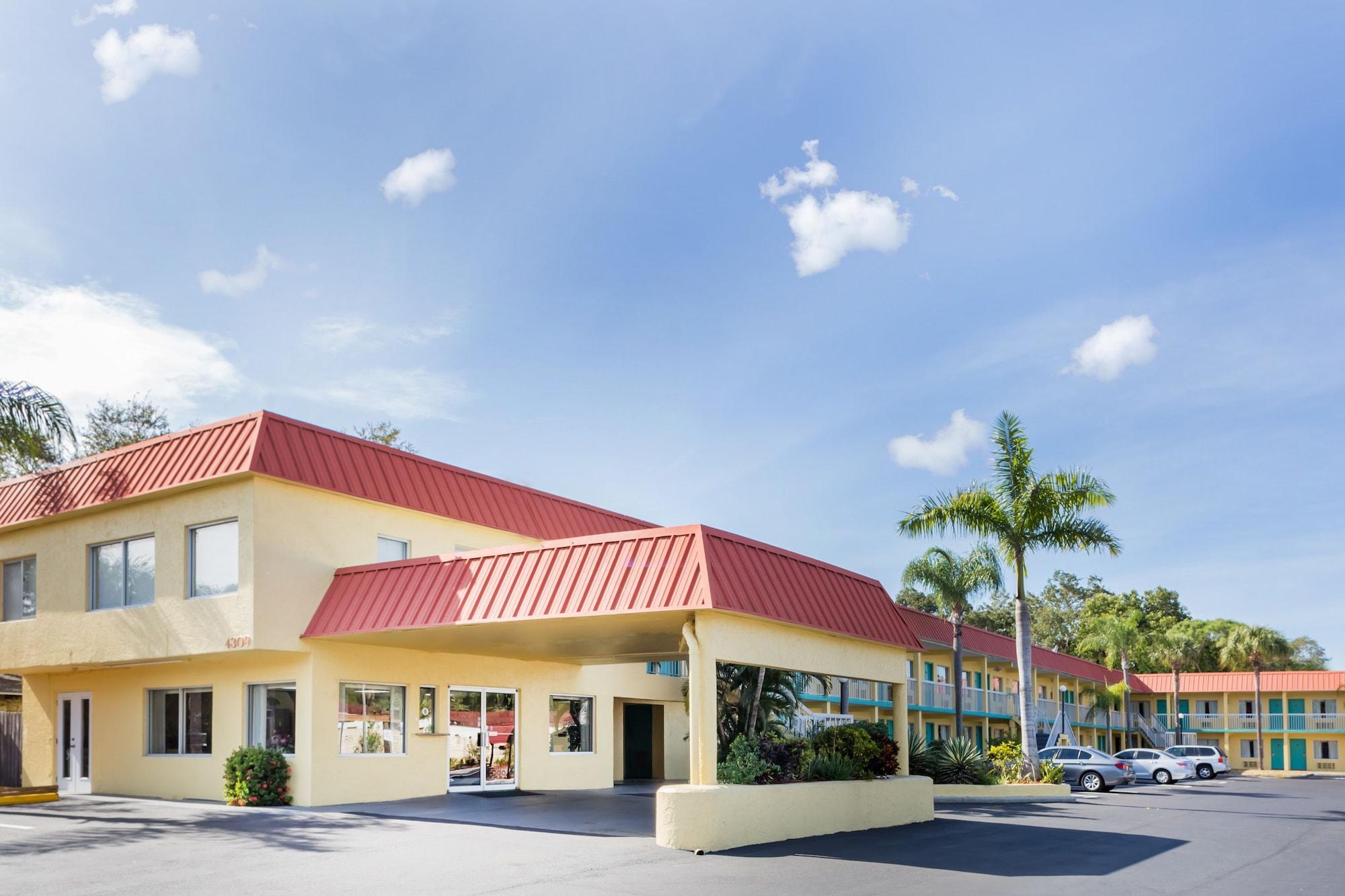 Super 8 By Wyndham Sarasota Near Siesta Key Motel Buitenkant foto