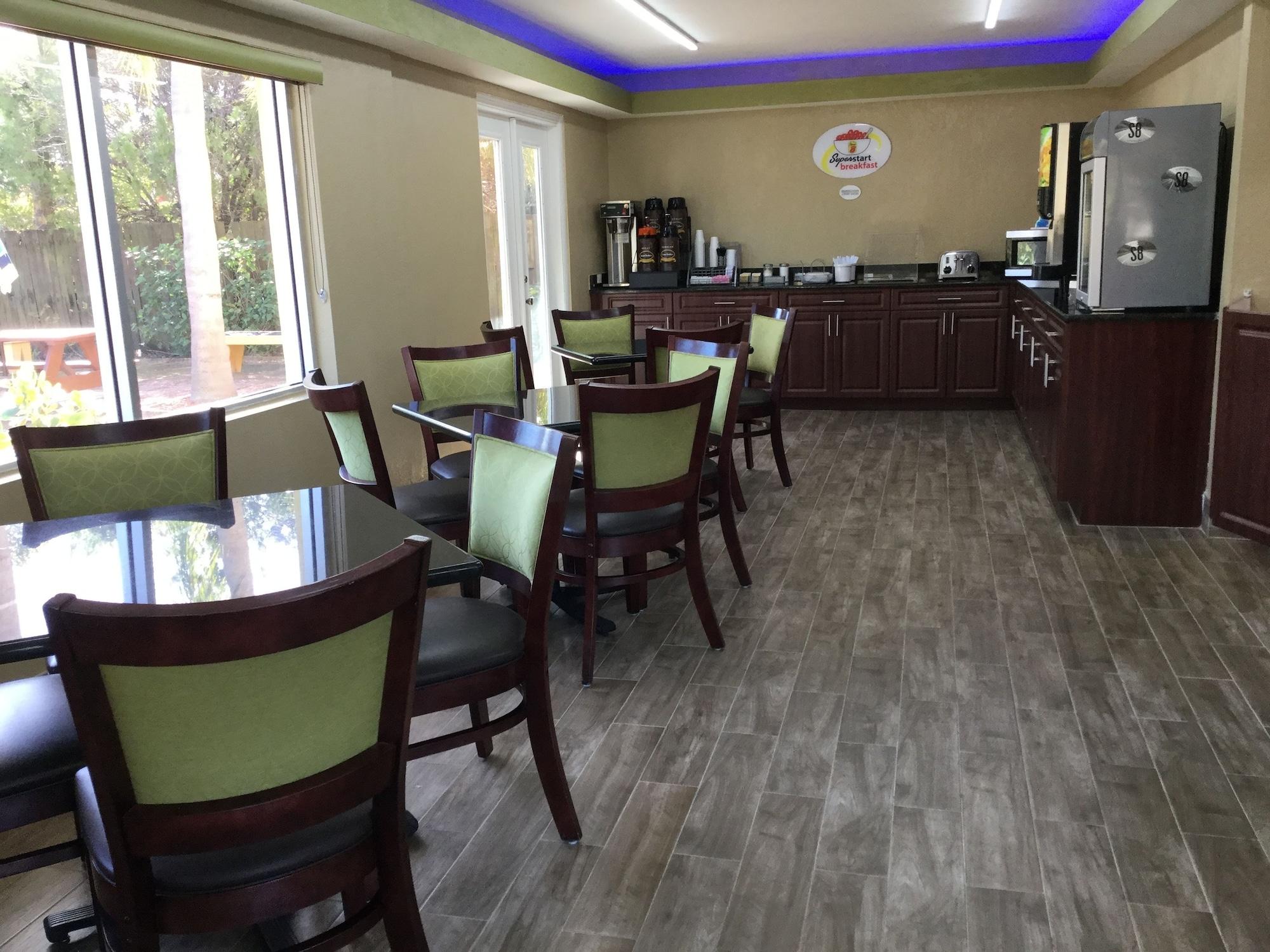 Super 8 By Wyndham Sarasota Near Siesta Key Motel Buitenkant foto