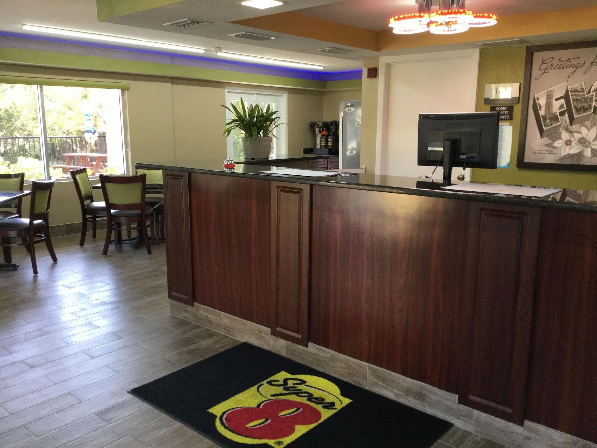 Super 8 By Wyndham Sarasota Near Siesta Key Motel Buitenkant foto