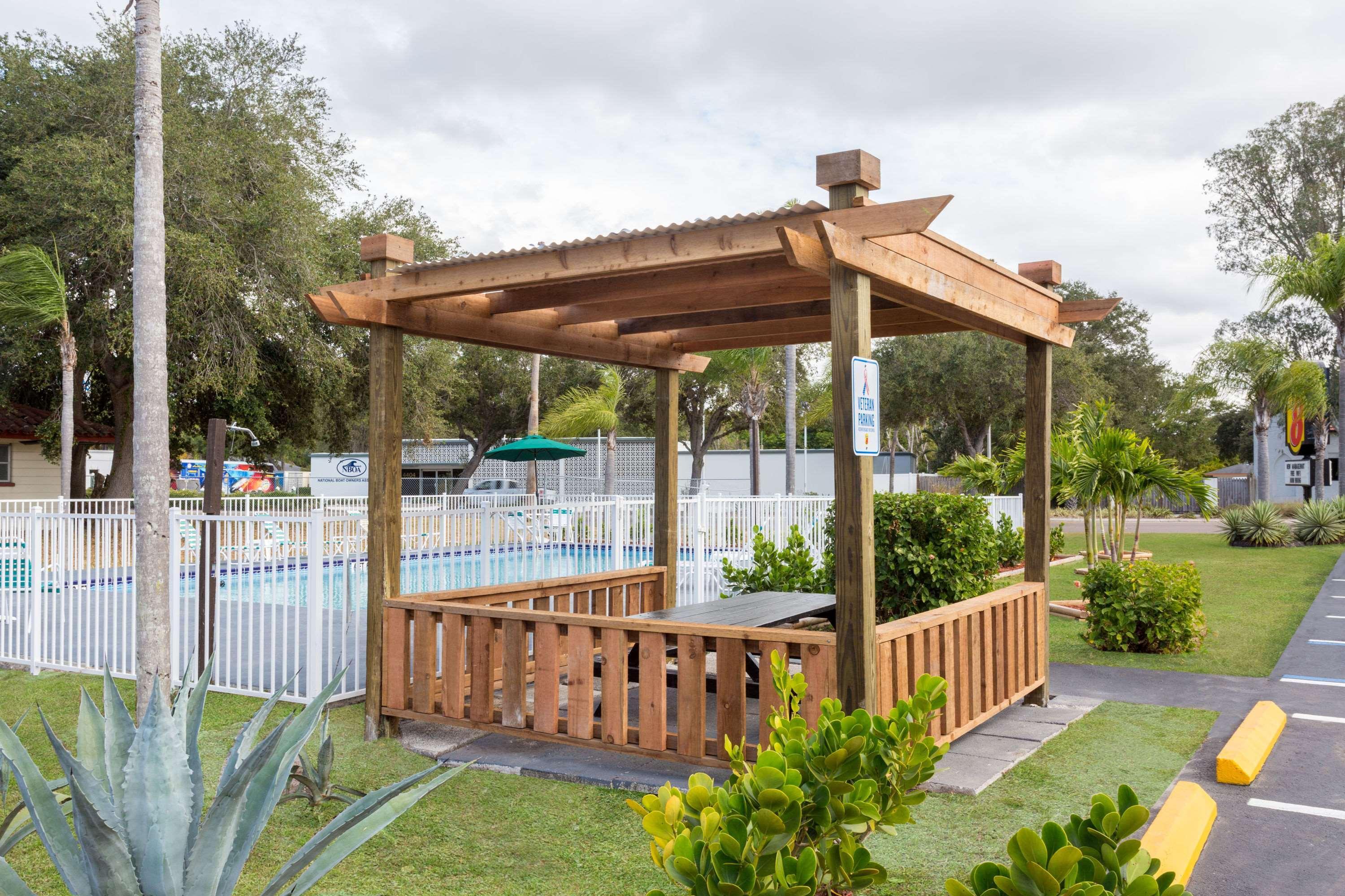 Super 8 By Wyndham Sarasota Near Siesta Key Motel Buitenkant foto