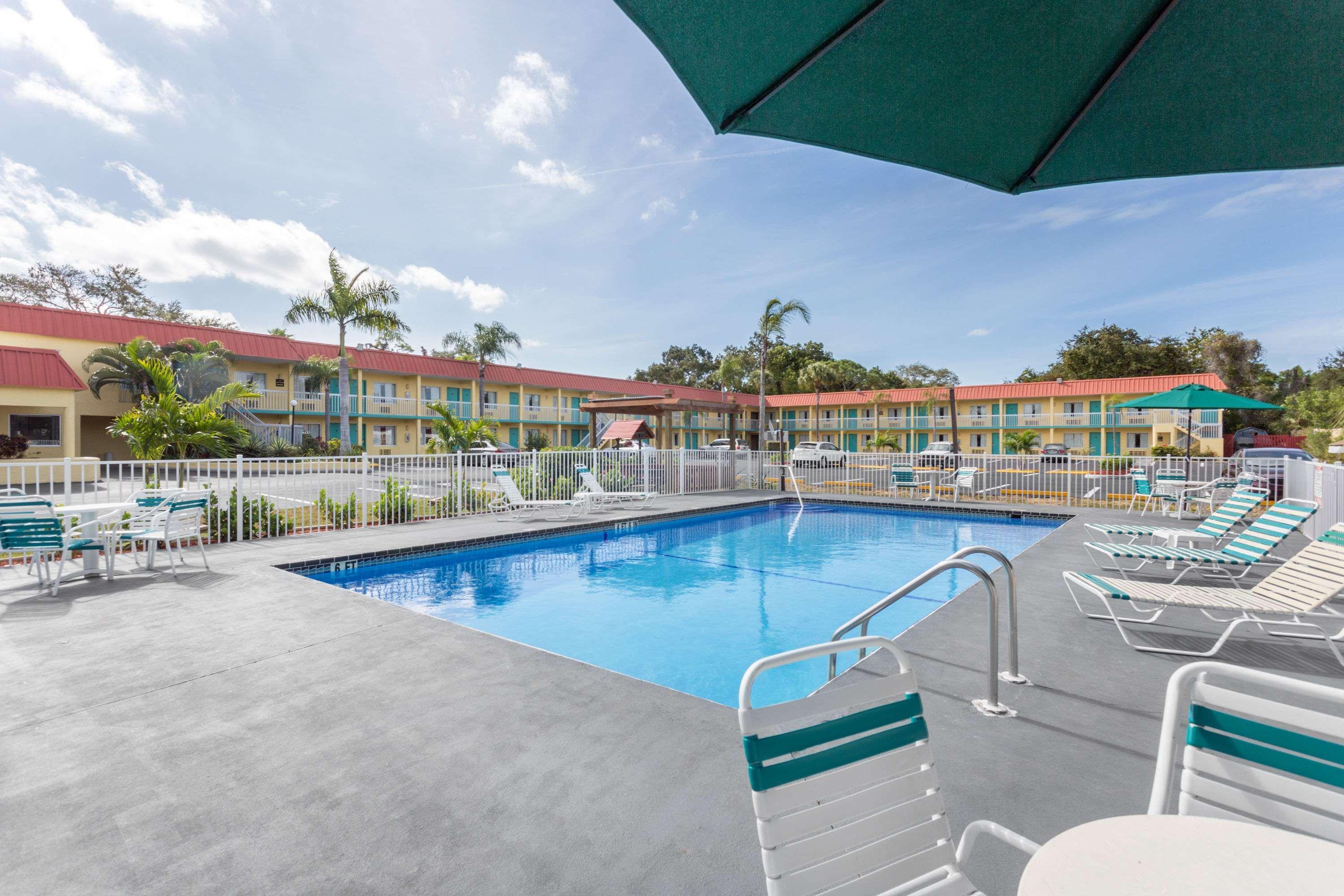 Super 8 By Wyndham Sarasota Near Siesta Key Motel Buitenkant foto