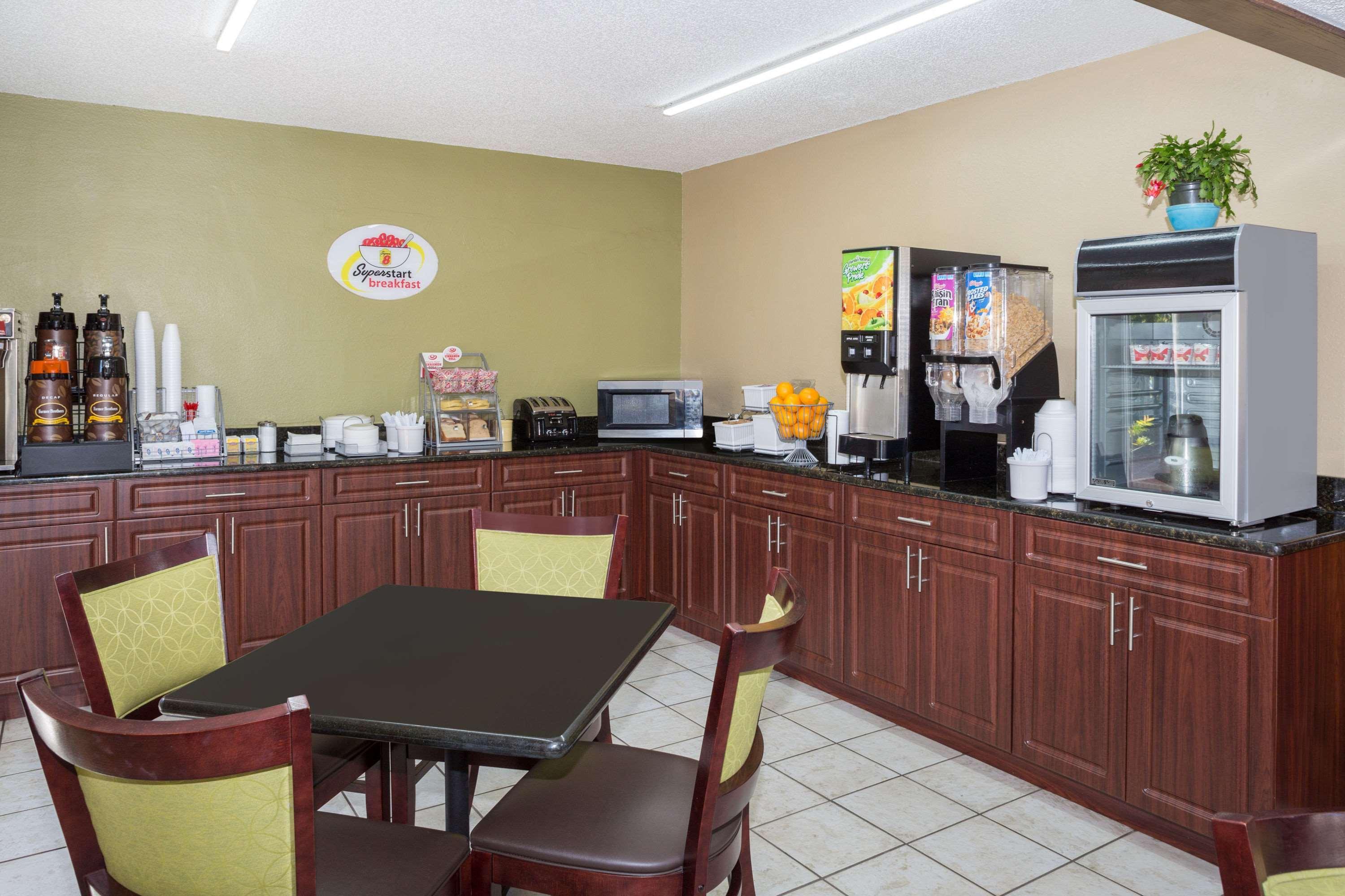 Super 8 By Wyndham Sarasota Near Siesta Key Motel Buitenkant foto