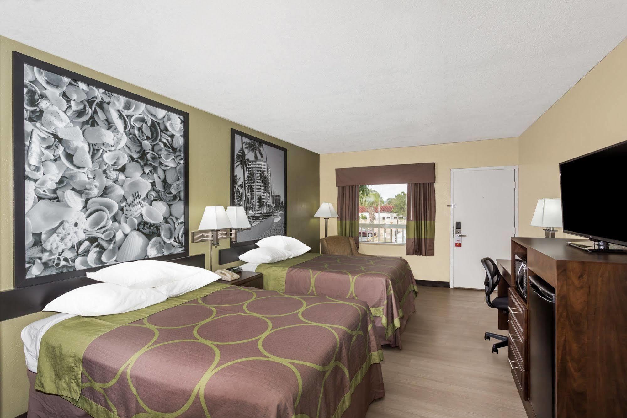 Super 8 By Wyndham Sarasota Near Siesta Key Motel Buitenkant foto