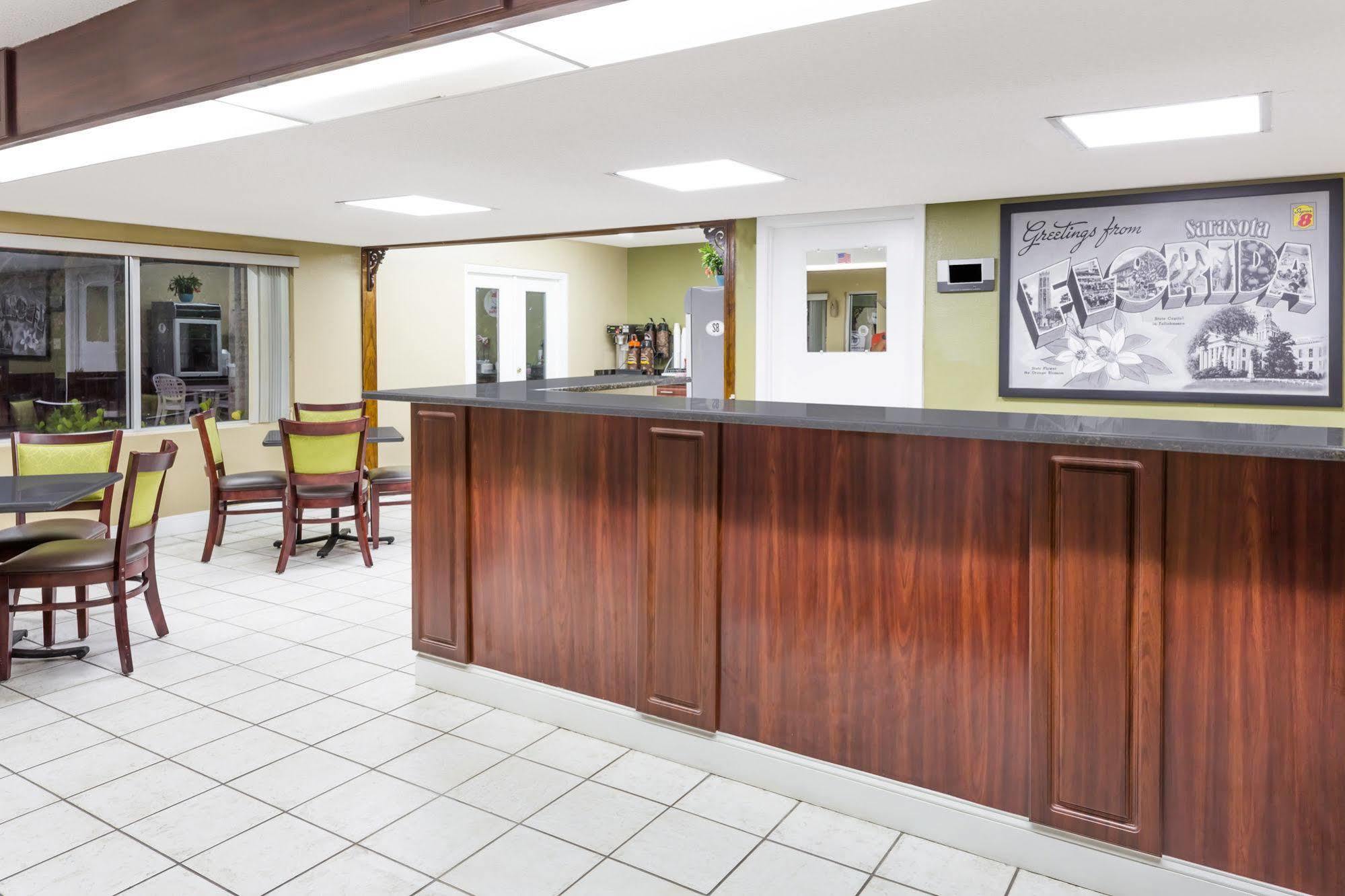 Super 8 By Wyndham Sarasota Near Siesta Key Motel Buitenkant foto