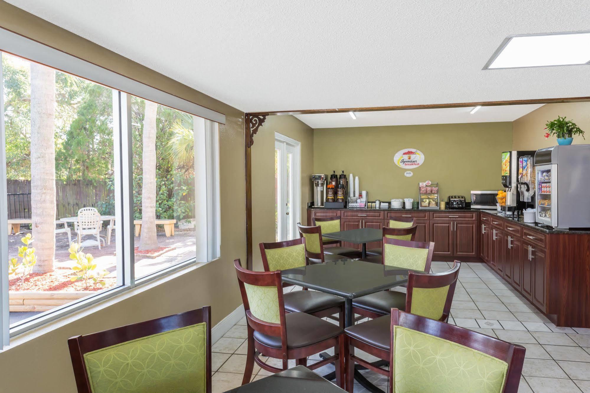 Super 8 By Wyndham Sarasota Near Siesta Key Motel Buitenkant foto