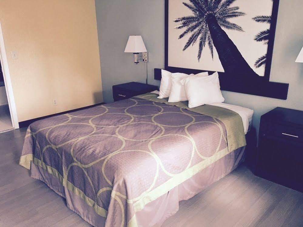 Super 8 By Wyndham Sarasota Near Siesta Key Motel Buitenkant foto